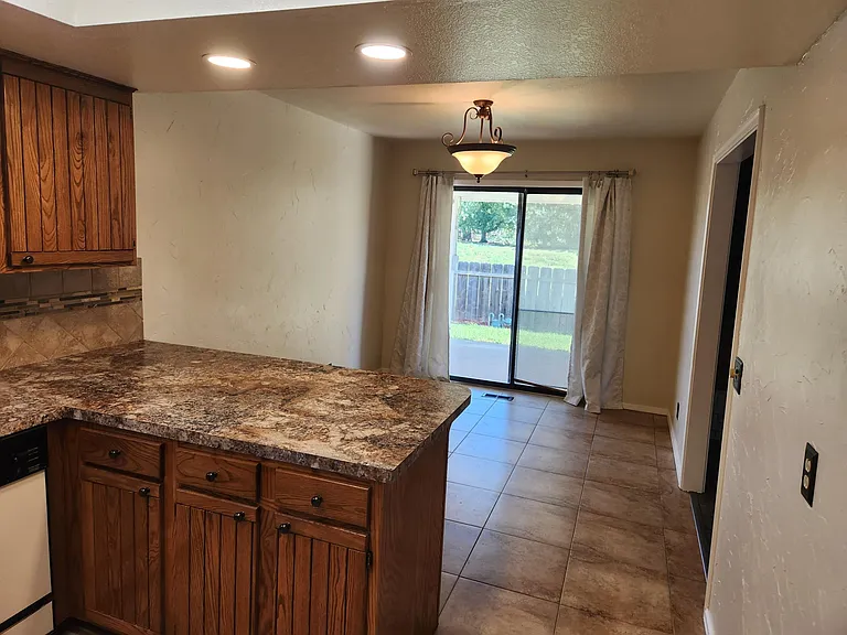 423 Oakdale Dr — Photo 5