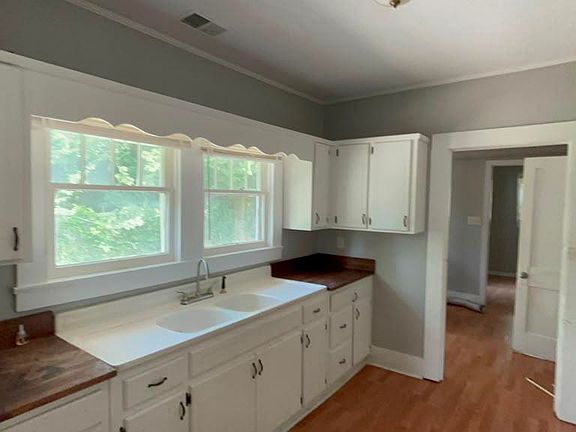 3rd image of 1307 3rd Ave NE