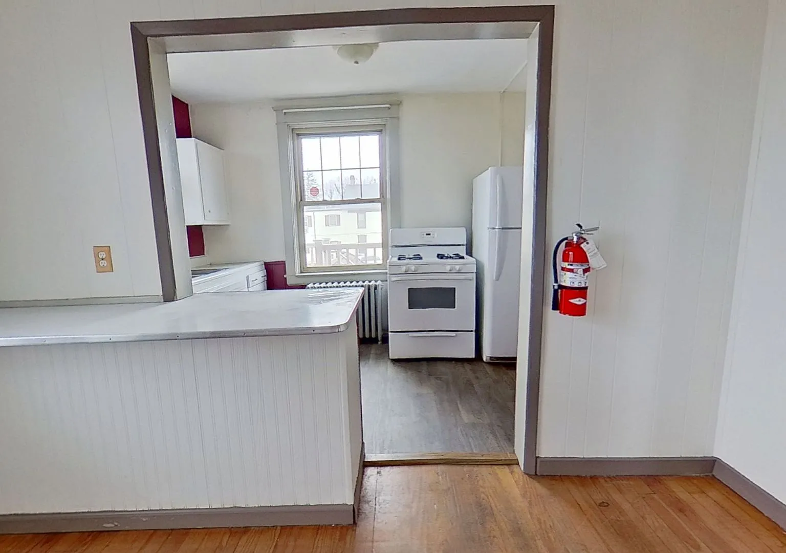 Comfortable 2-Bedroom Second-Floor Apartment — Photo 2