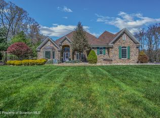 8 Eight Iron Dr, Mountain Top, PA 18707