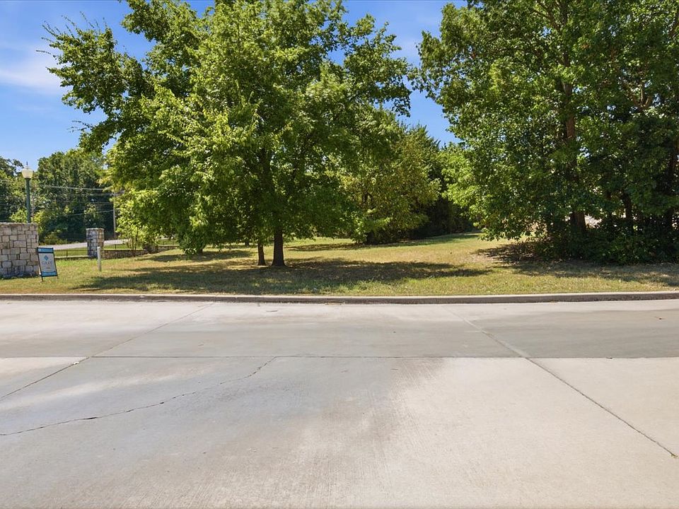 1st image of Cobblestone Dr