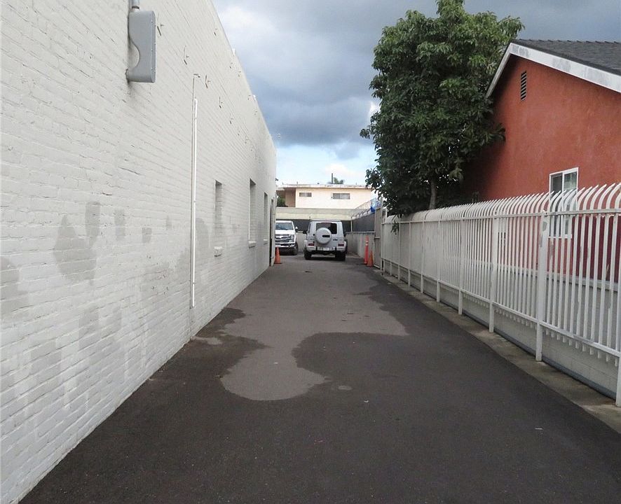 1st image of 10716 S Grevillea Ave