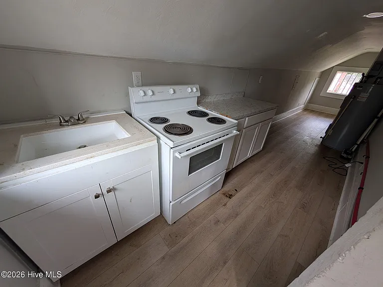 209 Warren St W #B — Photo 8