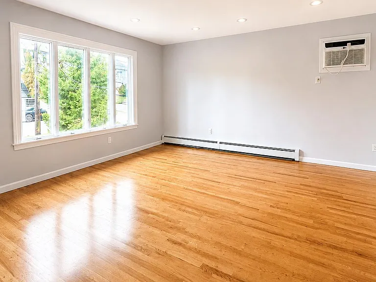 324 Buckingham Rd — Photo 3
