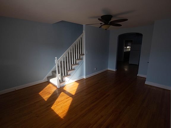 Living room (~10'x17.5')