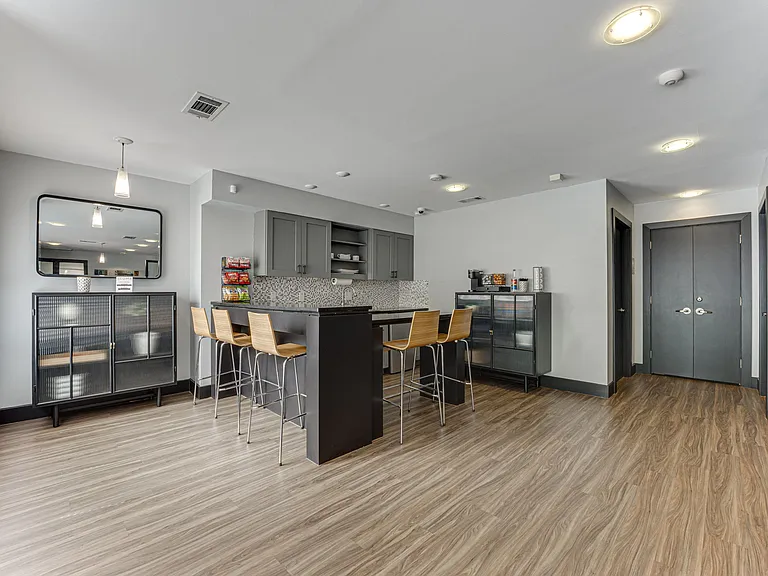 The Manhattan Apartments — Photo 45