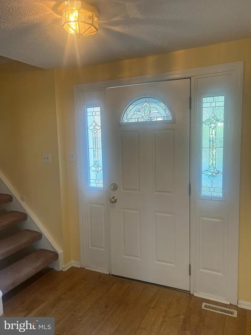 3 bed, 2.5 bath, 1360 sqft, $2,400 — Photo 4