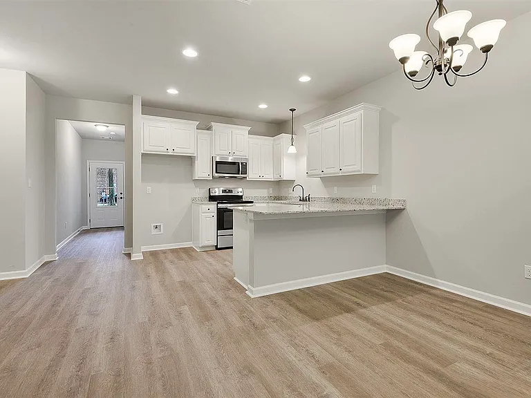 2864 S Roth Ave — Photo 2