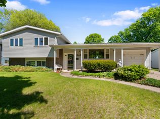 945 Nottingham Ln, Crystal Lake, IL 60014