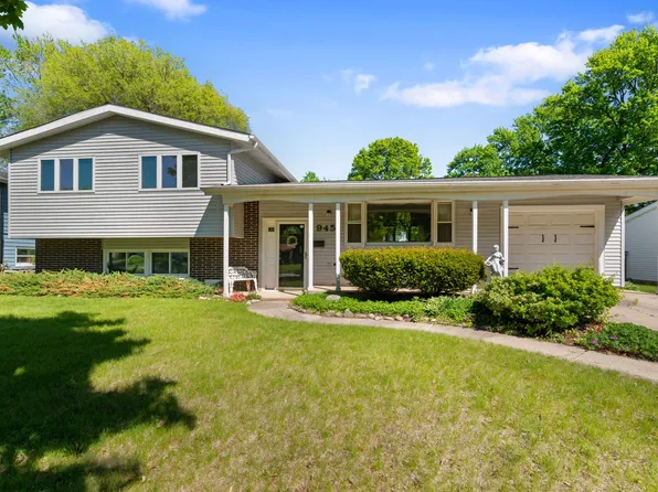 945 Nottingham Ln, Crystal Lake, IL 60014