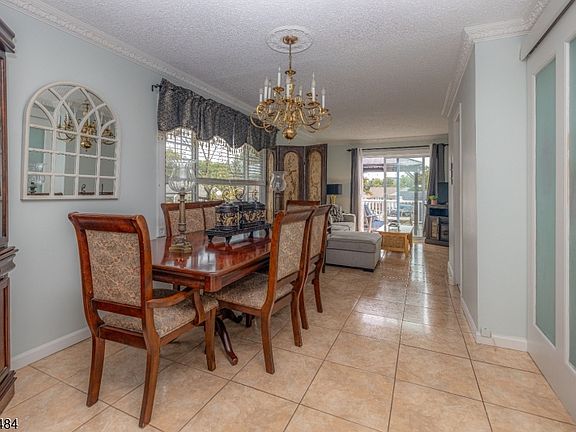 4th image of 528 Conant St