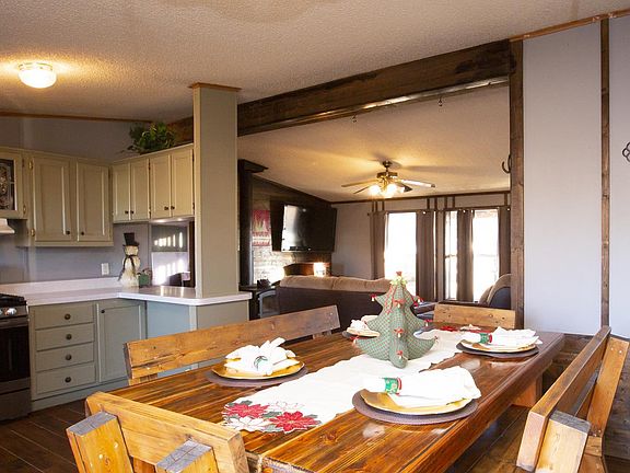 LARGE Dining Room overlooking kitchen & livingroom