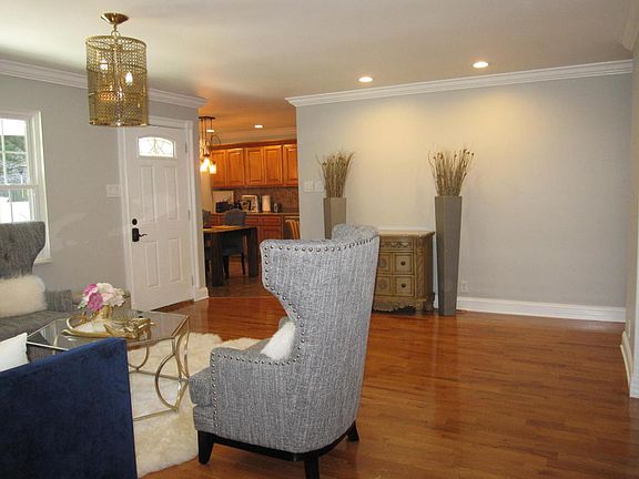 3rd image of 710 Shadycrest Dr