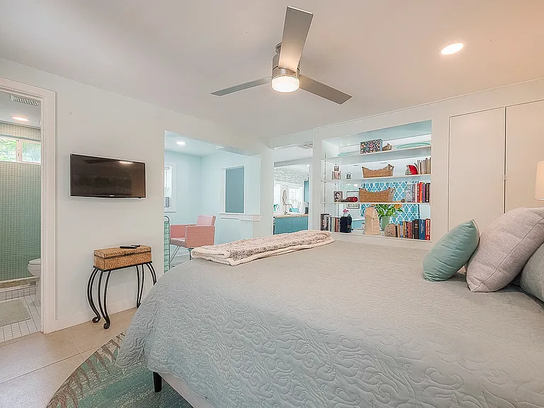 2415 1/2 Rosamond St — Photo 13