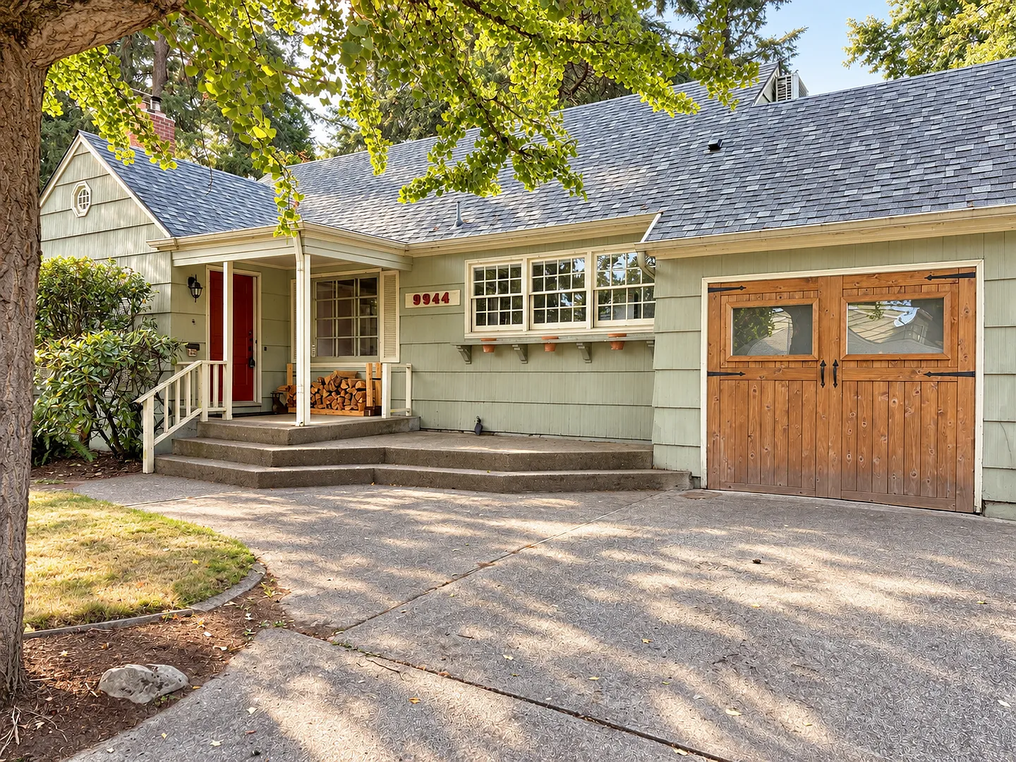 Maywood Park Bungalow with Finished Basement and Fully Fenced Yard — Photo 2
