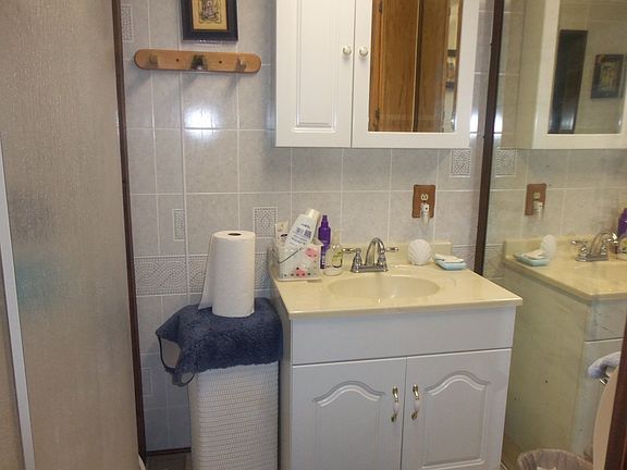 5th image of 422 E Washington Ave