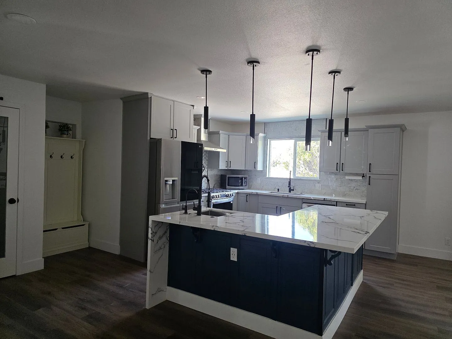Great Family home in family neighborhood~bring the pets — Photo 3