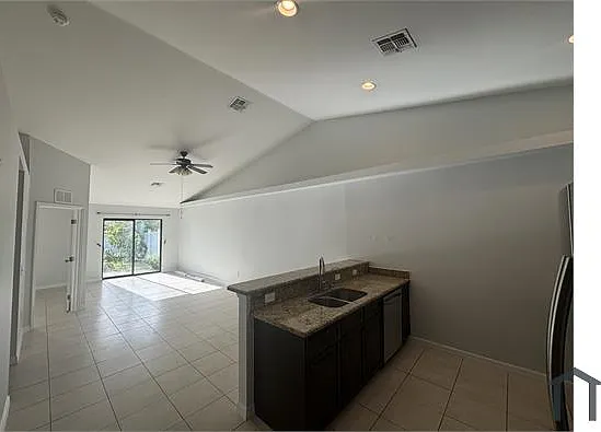3 bed, 1214 sqft, $2,000 — Photo 4