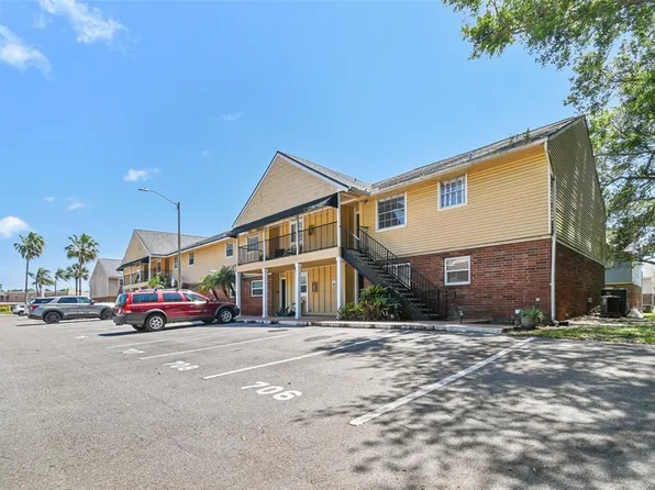 200 Country Club Dr APT 706, Largo, FL 33771
