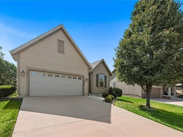 9047 Meadow View Dr, Shawnee, KS 66227