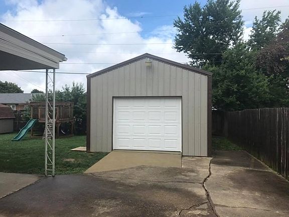 2nd image of 813 Parkway Dr S