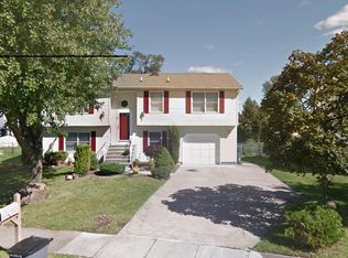 8 Hamilton Lakes Dr, Hamilton, NJ 08619