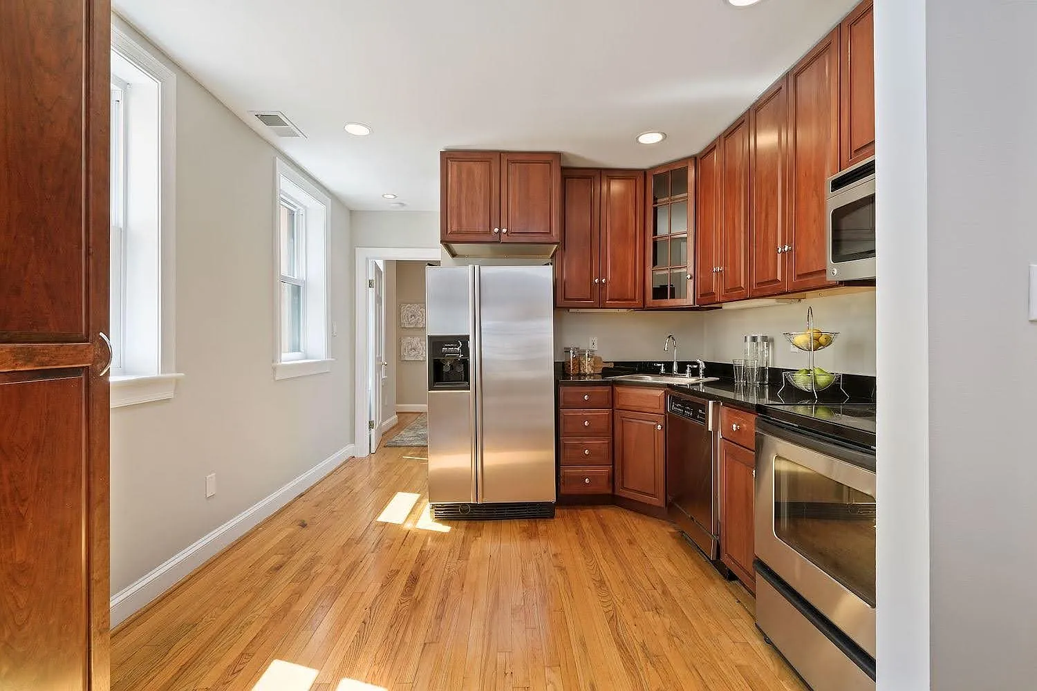 2 bed, 740 sqft, $3,000 — Photo 3