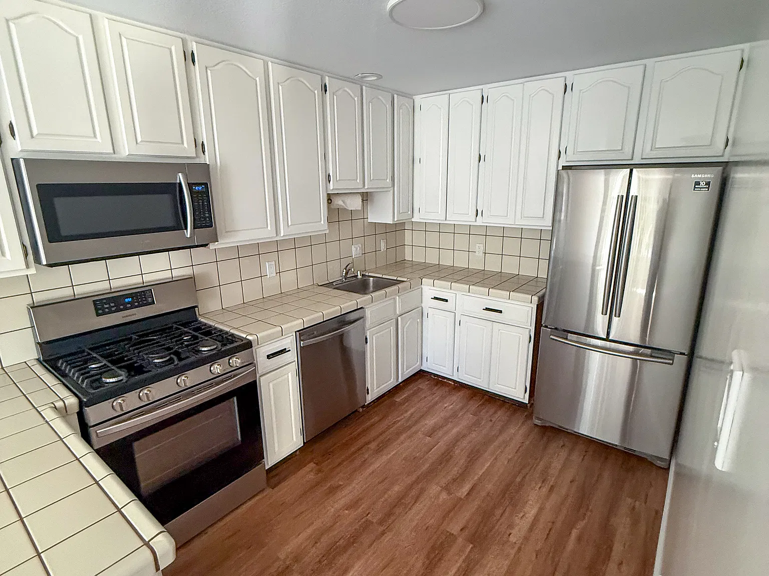 2 bed, 900 sqft, $4,995 — Photo 4