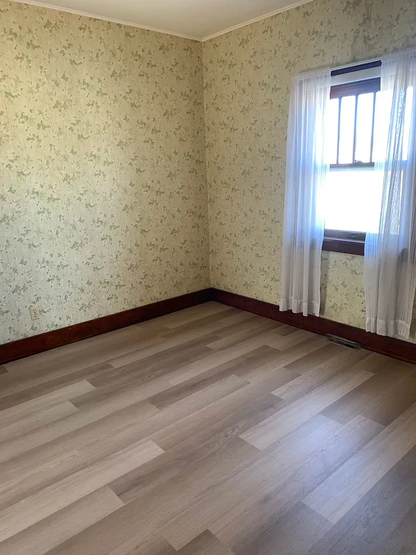 2 Bedroom, 1 Bath, Main floor only, Located close to downtown! — Photo 3