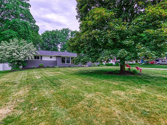 3rd image of 423 Knollwood Ave