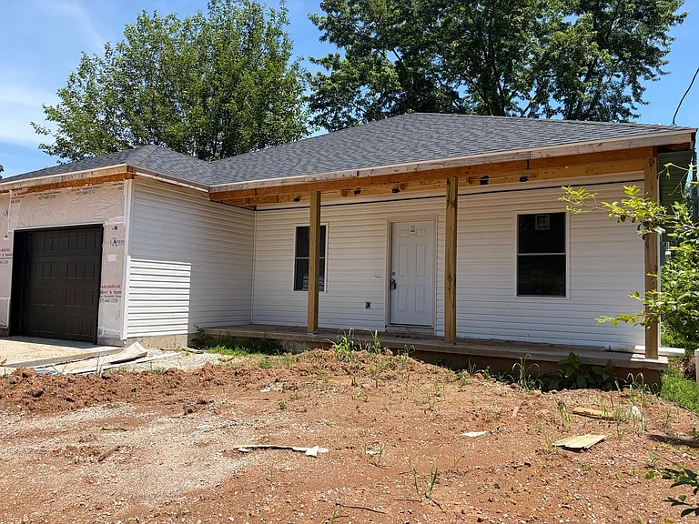 2142 S Missouri Ave — Photo 1