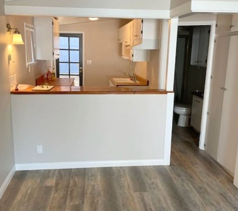 2nd image of 537 1/2 De Luz Rd