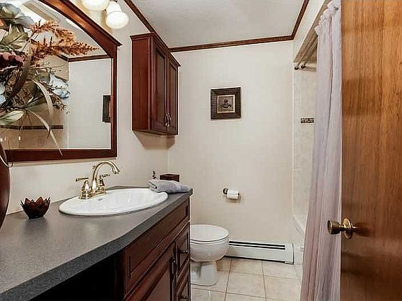 Main bathroom 