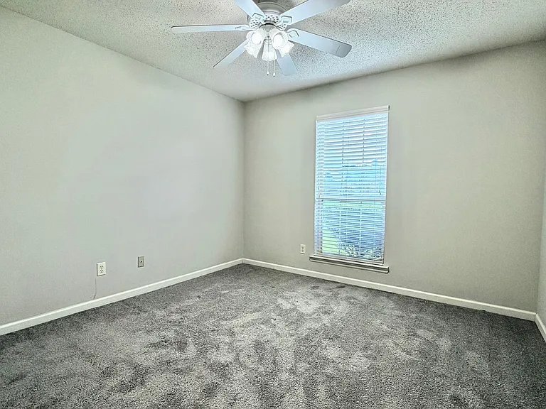 1130 Montclair Dr — Photo 23