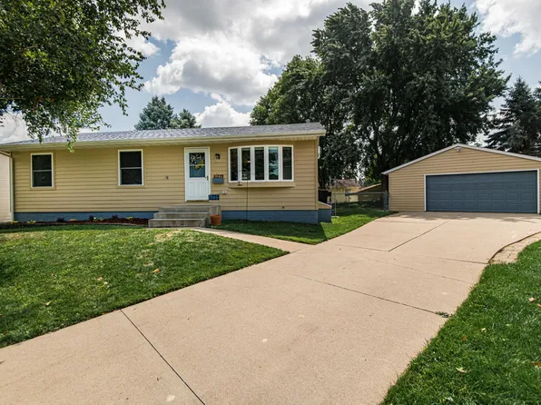 1946 49th St NW, Rochester, MN 55901