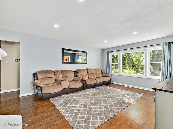 5th image of 900 Meadowlawn Ave