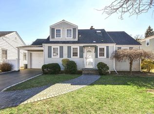 3 Ruth Pl, Glen Head, NY 11545
