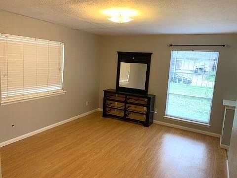 3rd image of 1414 Greentree Ln