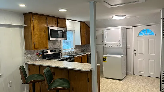 11 Leslie Ave — Photo 5