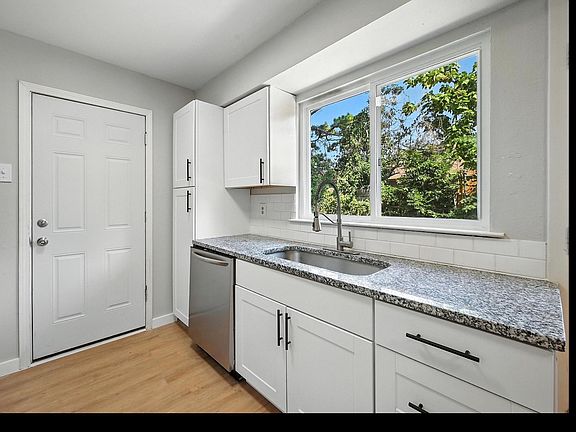 5th image of 1613 White Oak Ct