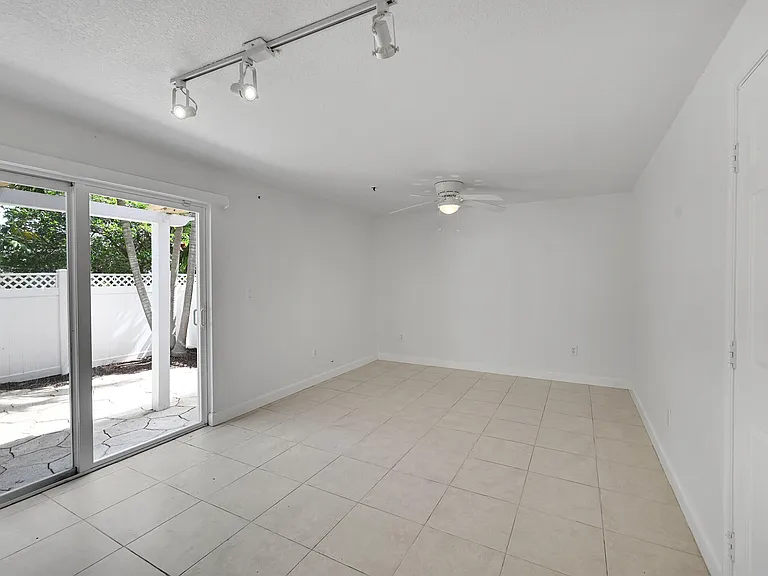 453 NE 1st St — Photo 9