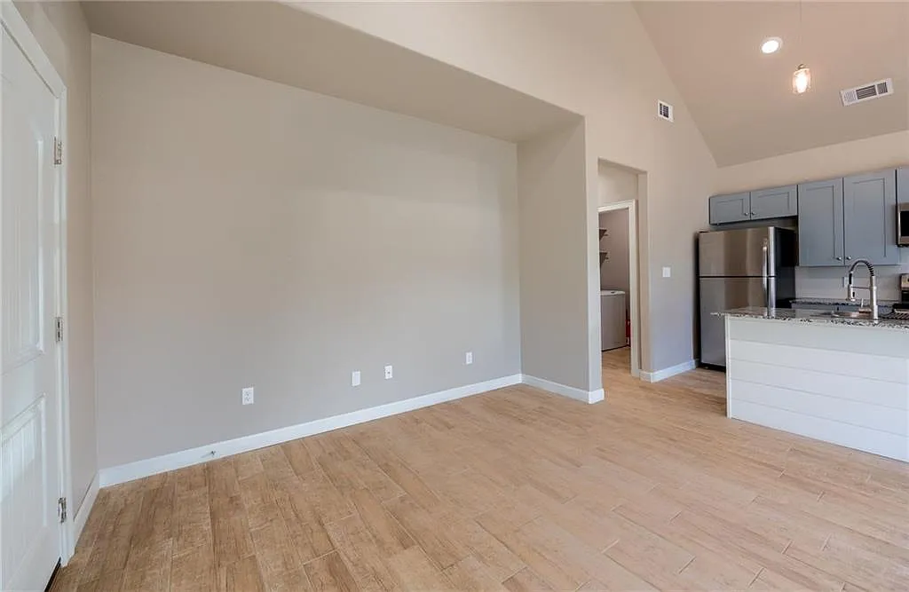 914 Valley Oaks Ln - 1 — Photo 3