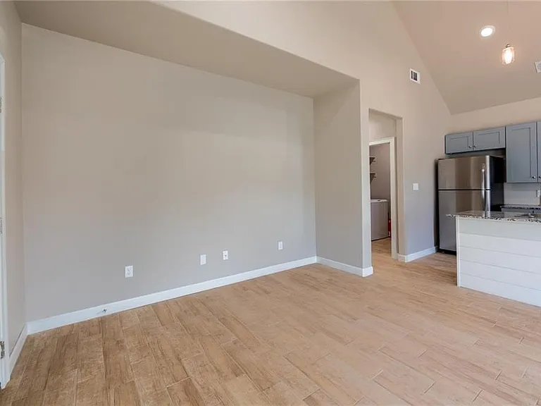 802 Valley Oaks Ln — Photo 2