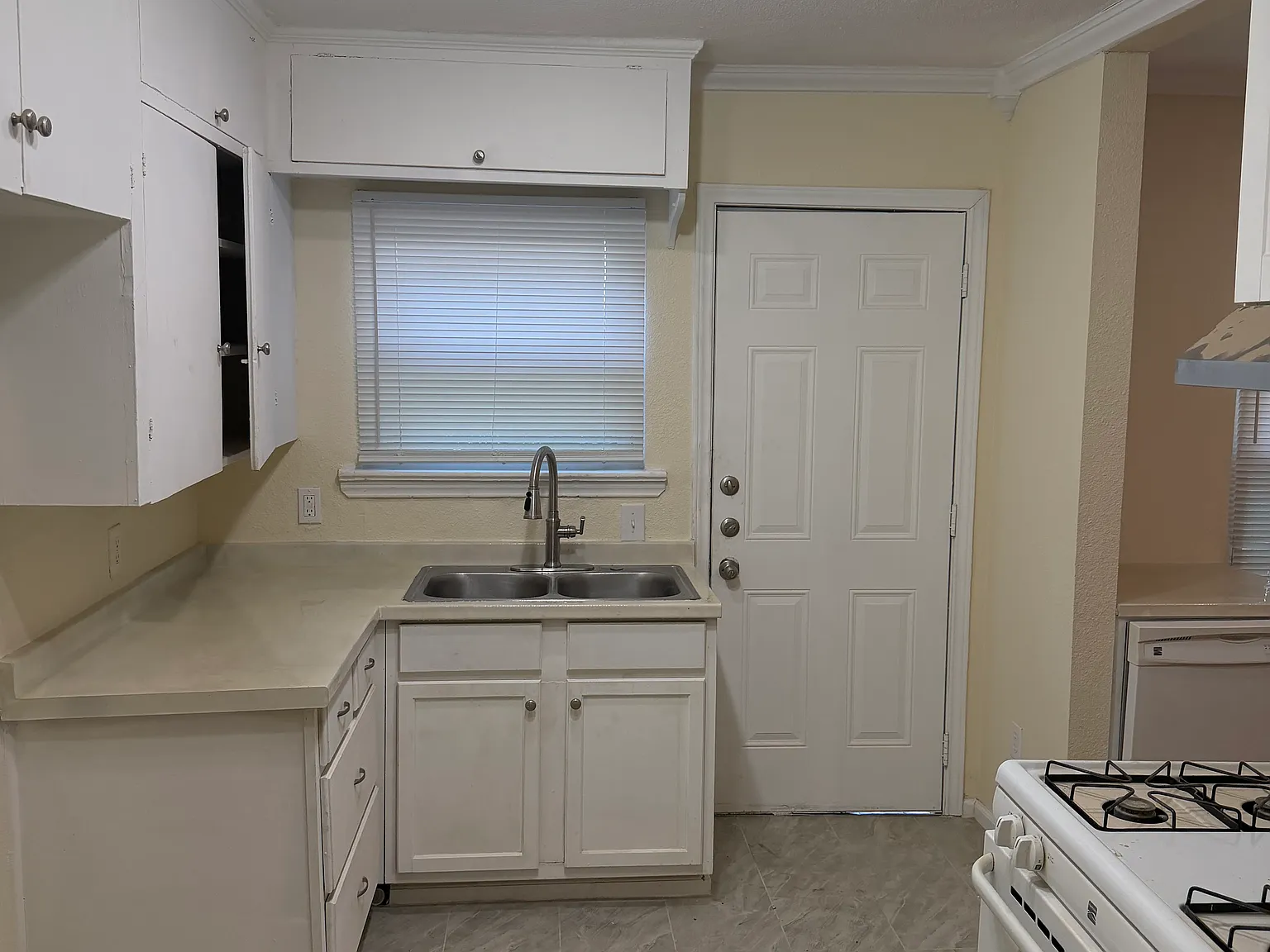 3 bed, 842 sqft, $1,795 — Photo 3