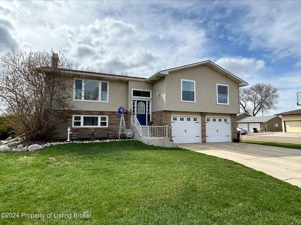 105 10th Ave NW, Bowman, ND 58623