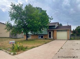 908 Crest Park Dr, Cheyenne, WY 82001