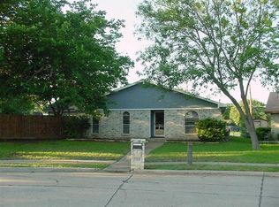 722 Country Ln, Grand Prairie, TX 75052