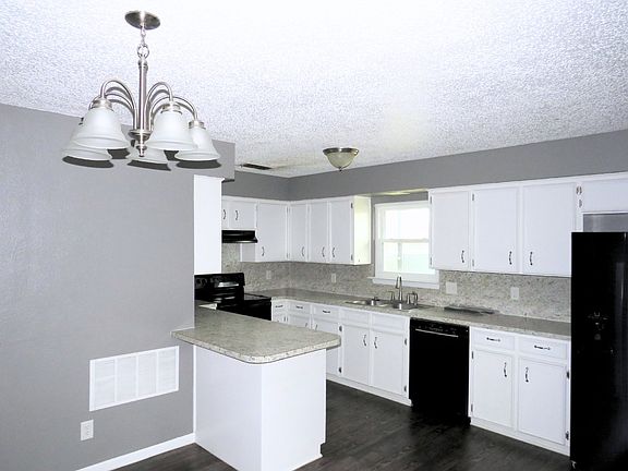 4th image of 2312 Doris Dr