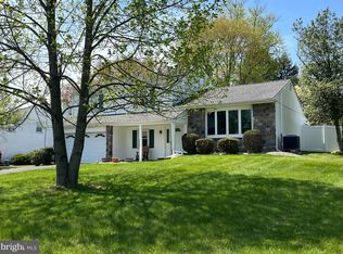 2 E Patricia Rd, Holland, PA 18966