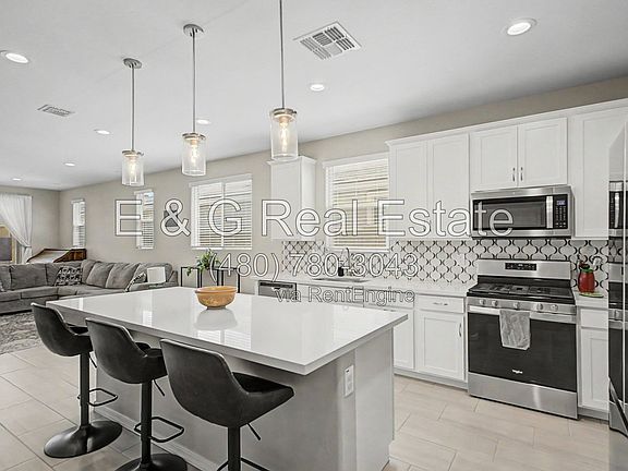 3rd image of 10861 W Fillmore St